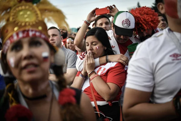 Peruwiański Fanów Reagują Jak Oni Oglądać Grupa Mecz Pomiędzy Francją — Zdjęcie stockowe