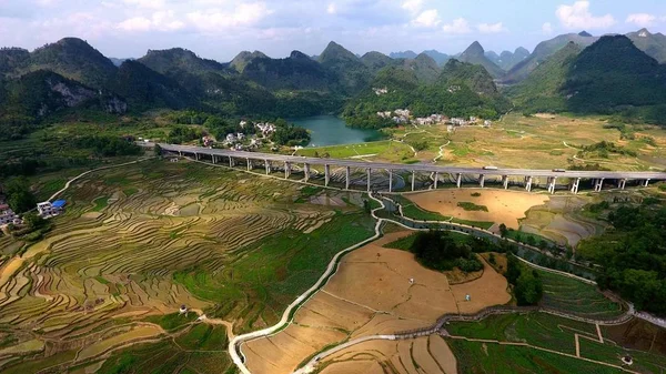 Nandan Avsnitt Motorvägen Lanzhouchaikou Reser Genom Charmiga Terrasserade Risfält Nandan — Stockfoto