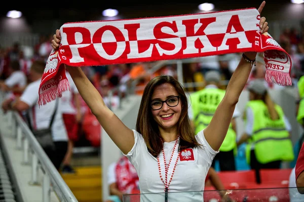 Uma Polonesa Gostosa Vestindo Uma Camisa Vermelha Branca Assiste Jogo — Fotografia de Stock
