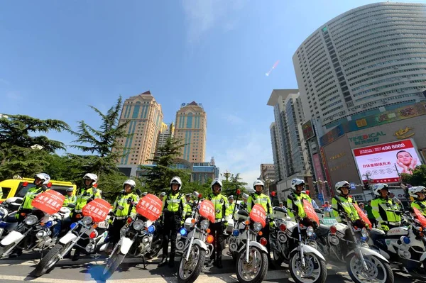 Funcionarios Policía Tránsito Auxiliares Chinos Posan Con Motocicletas Durante Evento — Foto de Stock