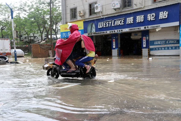 Cyklister Rida Översvämmad Gata Orsakad Tung Regn Storm Xiamen City — Stockfoto