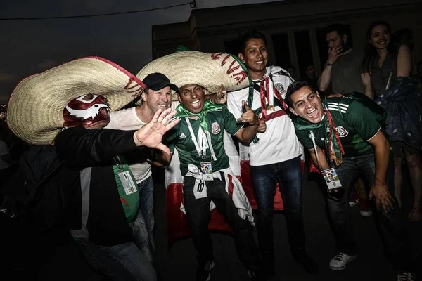 メキシコ波フラグとメキシコのグループ のドイツを敗北させた後を祝うために叫ぶファンに 2018 Fifa ワールド カップ期間中でモスクワ ロシア連邦 2018 日一致します — ストック写真