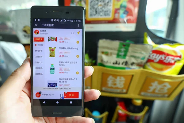 Passenger Uses Wangwang Vehicle Mounted Convenience Store App His Smartphone — Stock Photo, Image