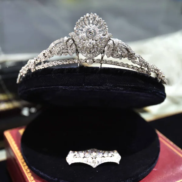 2018年5月10日 在中国广东省深圳市举行的第十四届中国 国际文化产业博览会上 英国奢侈品牌Asprey制作的英国君主制皇冠展出 — 图库照片