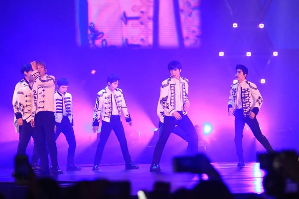 Členové Skupiny Jihokorejské Chlapec Exo Provádět Během Elyxion Koncert Hongkongu — Stock fotografie
