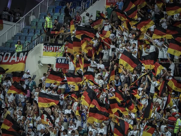 Τους Γερμανούς Οπαδούς Κύμα Γερμανικές Σημαίες Και Πανό Για Γιορτάσουν — Φωτογραφία Αρχείου