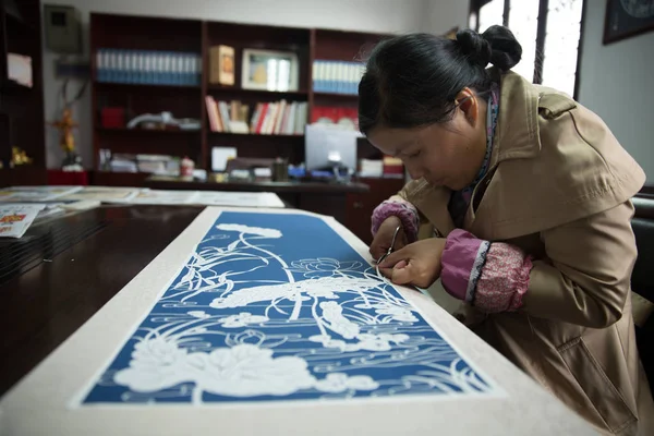 File Čínská Řemeslně Rozřezává Kus Papíru Tradičního Čínského Malířství Yangzhou — Stock fotografie