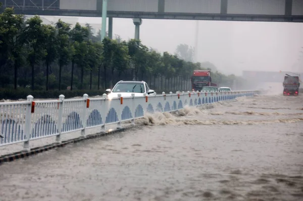 Coche Conduce Por Una Carretera Inundada Después Una Fuerte Tormenta —  Fotos de Stock