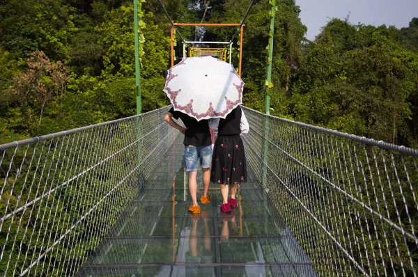Los Turistas Posan Para Las Fotos Mientras Caminan Sobre Puente — Foto de Stock