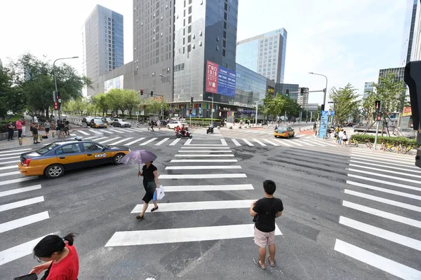 Los Peatones Caminan Primer Cruce Peatones Beijing Durante Una Operación — Foto de Stock