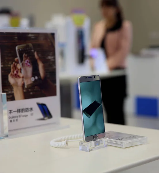 Een Galaxy Edge Smartphone Van Samsung Koop Bij Een Samsung — Stockfoto