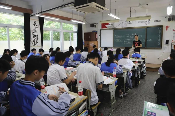 Students Attend Class Classroom Equipped Surveillance Camera High School Hangzhou — стоковое фото