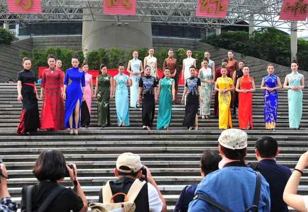 Chinesische Frauen Präsentieren Haipai Shanghai Stil Cheongsam Auf Chinesisch Auch — Stockfoto