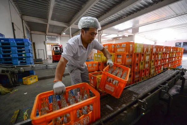 Trabajador Chino Pone Botellas Soda Naranja Beibingyang Cajas Bebidas Línea — Foto de Stock
