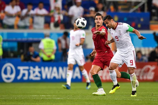 Spelare Portugal Vänster Utmaningar Omid Ebrahimi Iran Deras Grupp Match — Stockfoto