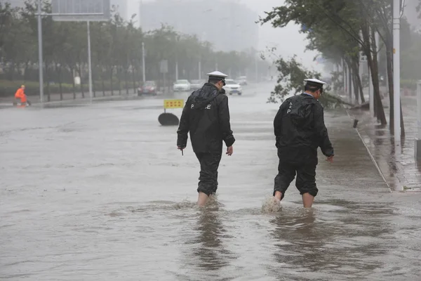 Polis Memurları Yılın Onuncu Tayfunu Olan Typhoon Ampil Neden Olduğu — Stok fotoğraf