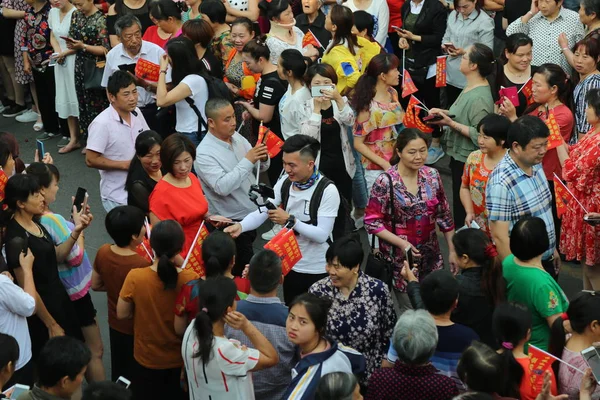 Local Chinese Residents Parents Crowd Streets See Students Maotanchang High — Stock Photo, Image