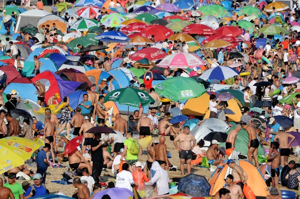 Meer Dan 000 Vakantiegangers Menigte Een Strand Resort Koelen Een — Stockfoto