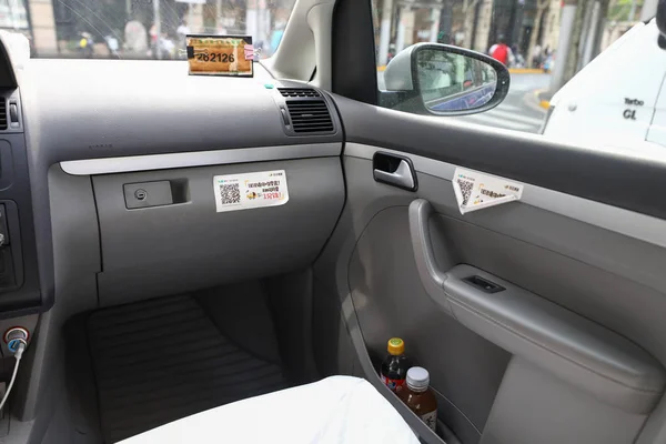 Vue Compartiment Porte Rempli Collations Boissons Dans Taxi Shanghai Chine — Photo