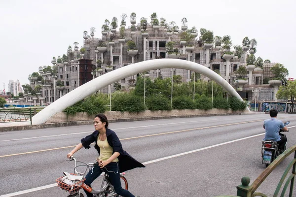 Les Cyclistes Passent Devant Des Immeubles Grande Hauteur Avec Des — Photo