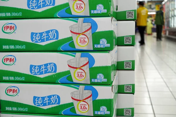 Los Envases Leche Pura Yili Están Venta Supermercado Shanghai China — Foto de Stock