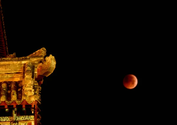 2018年7月28日 中国北西部の甘粛省ディンシ市で月食が全月食の間 地球の影に入る今世紀最長の 血の月 日食の眺め — ストック写真