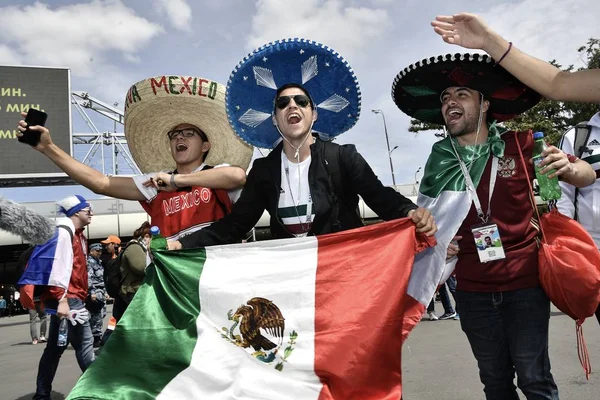 Mexikanische Fans Versammeln Sich Vor Dem Gruppenspiel Zwischen Russland Und — Stockfoto