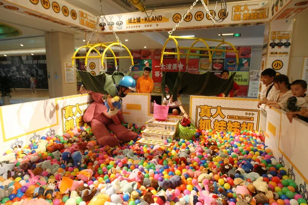 Child Boxing Gloves Safety Harness Strapped Oversized Claw Machine Tries — 图库照片
