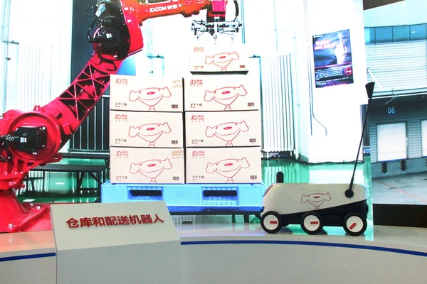 Vehículo Entrega Tripulado Está Exhibición Stand Del Minorista Chino Línea — Foto de Stock