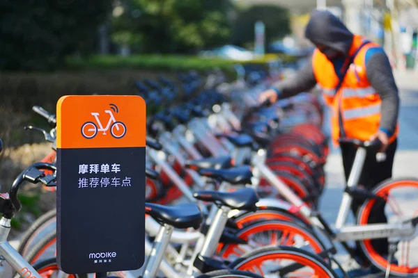 Travailleur Chinois Présente Des Vélos Service Chinois Partage Vélos Mobike — Photo