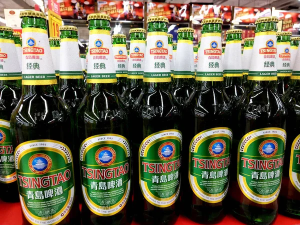 Μπουκάλια Tsingtao Μπύρας Της Ζυθοποιίας Tsingtao Είναι Προς Πώληση Ένα — Φωτογραφία Αρχείου