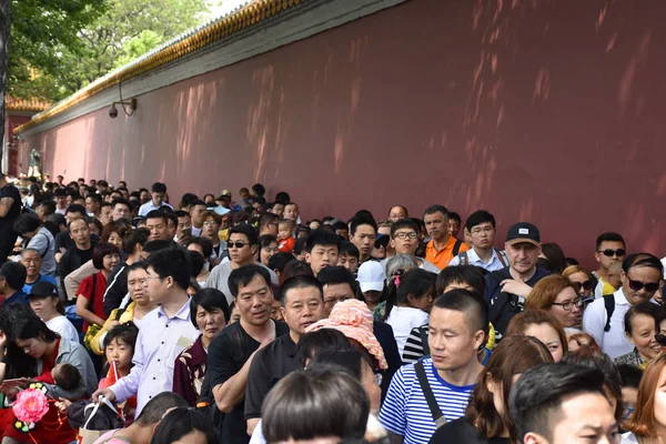 Τουρίστες Ουρά Εισέλθουν Στην Πλατεία Tian Anmen Κατά Διάρκεια Των — Φωτογραφία Αρχείου