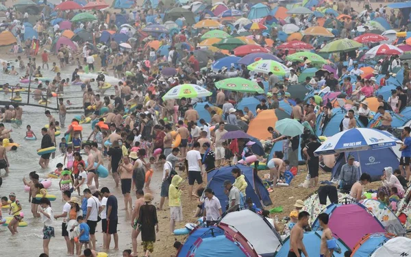 Holidaymakers Crowd Beach Resort Cool Scorching Day Dalian City Northeast — Stock Photo, Image