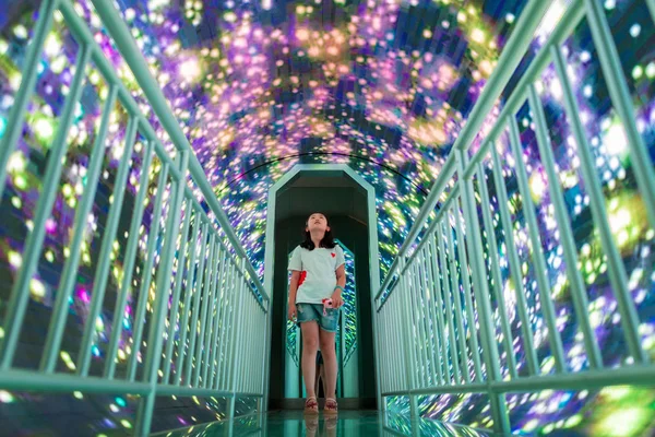Egy Lány Sétál Egy Folyosón Belső Mongólia Tudományos Technológiai Múzeum — Stock Fotó