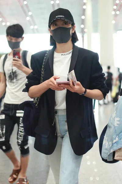 中国歌手 女演员维多利亚 宋或宋谦于2018年6月3日出发前抵达北京首都国际机场 — 图库照片