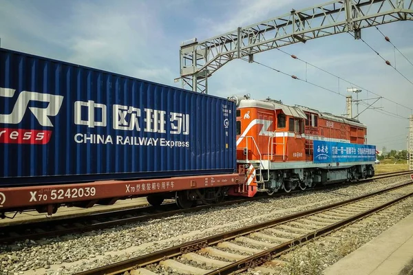 西安とベルギーのヘントを結ぶ160台のボルボ車を乗せた中国 ヨーロッパ鉄道エクスプレスの完成車輸入ブロック列車が 中国北西部の西安市のターミナル駅に到着した後 2018年6月13日に撮影された — ストック写真