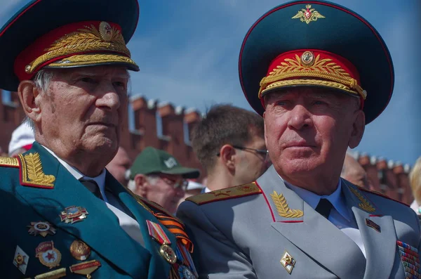 Ρώσοι Βετεράνους Παρακολουθούν Στρατιωτική Παρέλαση Της Ημέρας Της Νίκης Για — Φωτογραφία Αρχείου