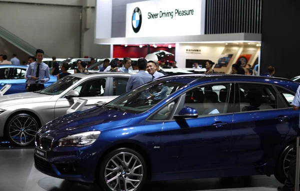 Menschen Besuchen Den Stand Von Bwm Während Einer Automobilausstellung Der — Stockfoto