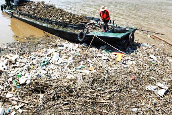中国重庆市云阳县一名中国工人收集漂浮在长江上的垃圾 — 图库照片