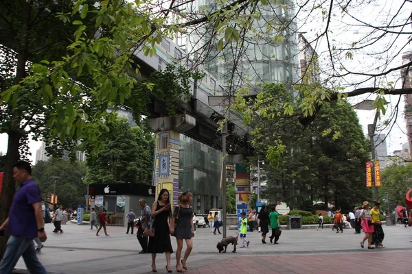 Eine Schwebebahn Der Stadtbahnlinie Von Chongqing Fährt Durch Ein Glasgebäude — Stockfoto