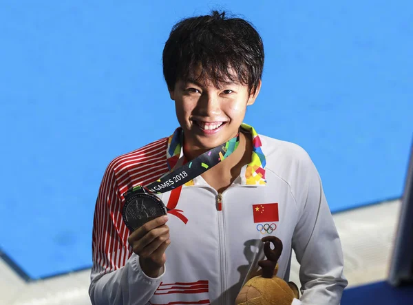 Gold Medalist Bingjie China Poses Her Medal Winning Women 200M — 图库照片