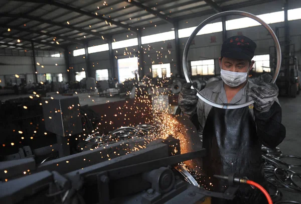 Trabalhador Chinês Processa Peças Para Bicicletas Serem Exportadas Uma Fábrica — Fotografia de Stock