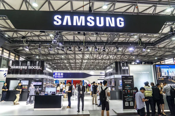 Pessoas Visitam Estande Samsung Durante Mobile World Congress Mwc 2018 — Fotografia de Stock