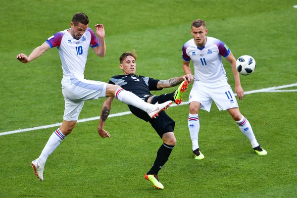 Lucas Biglia Argentina Centro Desafia Gylfi Sigurdsson Islândia Seu Jogo — Fotografia de Stock