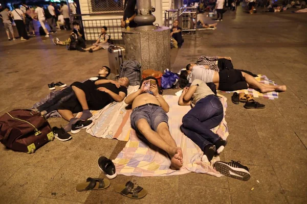 Passeggeri Cinesi Dormono Aspettano Loro Treni Nella Piazza Della Stazione — Foto Stock