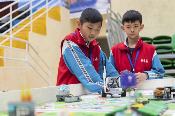 Estudantes Chineses Participam Uma Competição Robôs Cidade Zunyi Província Guizhou — Fotografia de Stock