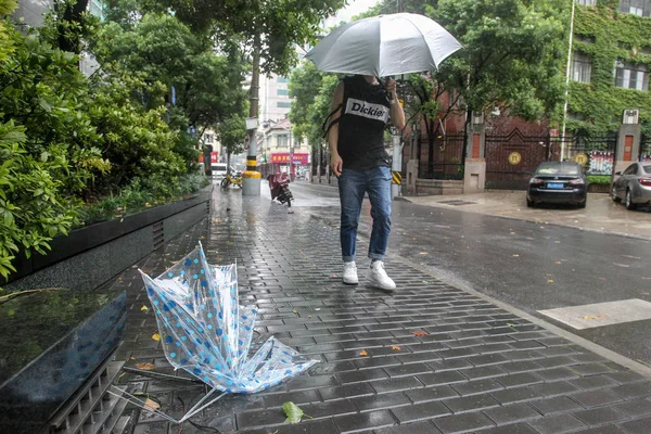 2018年7月22日 在中国上海的一条公路上 一名行人用雨伞遮挡着今年第1 0次台风安皮尔造成的强风和大雨 — 图库照片