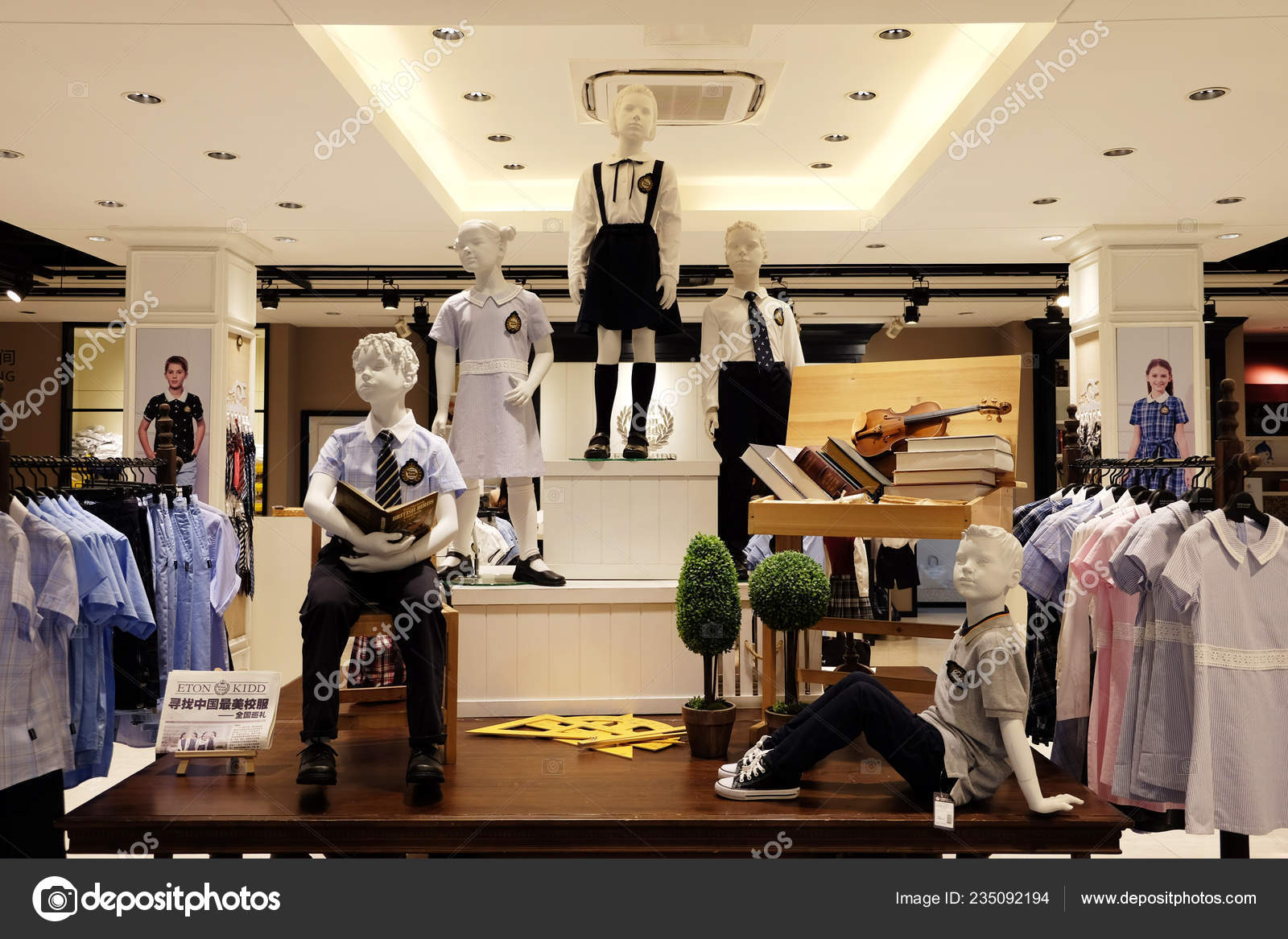 Los Uniformes Escolares Estan Venta Una Tienda Campus Internacional Que Foto editorial de stock 235092194 ChinaImages