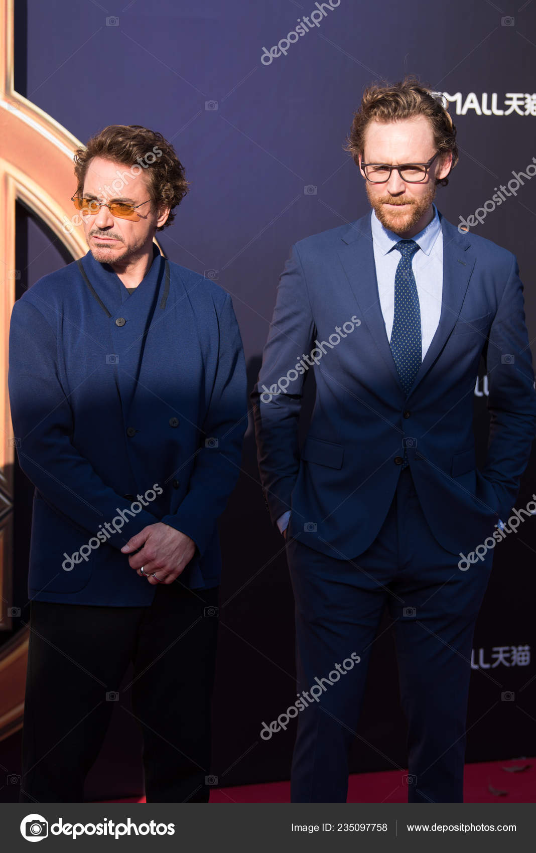 左から アメリカの俳優で歌手のロバート ダウニー ジュニアとイギリス人俳優のトム ヒドルストンが 2018年4月19日に中国 上海で公開された新作映画  アベンジャーズ インフィニティ ウォー — ストック編集用写真©IC Photo#235097758, image size:1068x1700