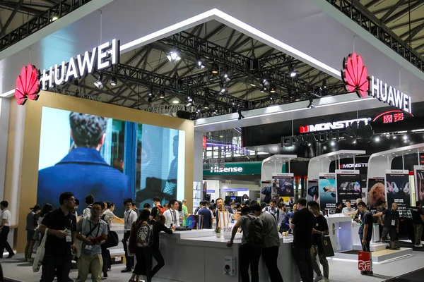Nsanlar Şanghay Bir Sergi Sırasında Huawei Stand Ziyaret Çin Haziran — Stok fotoğraf